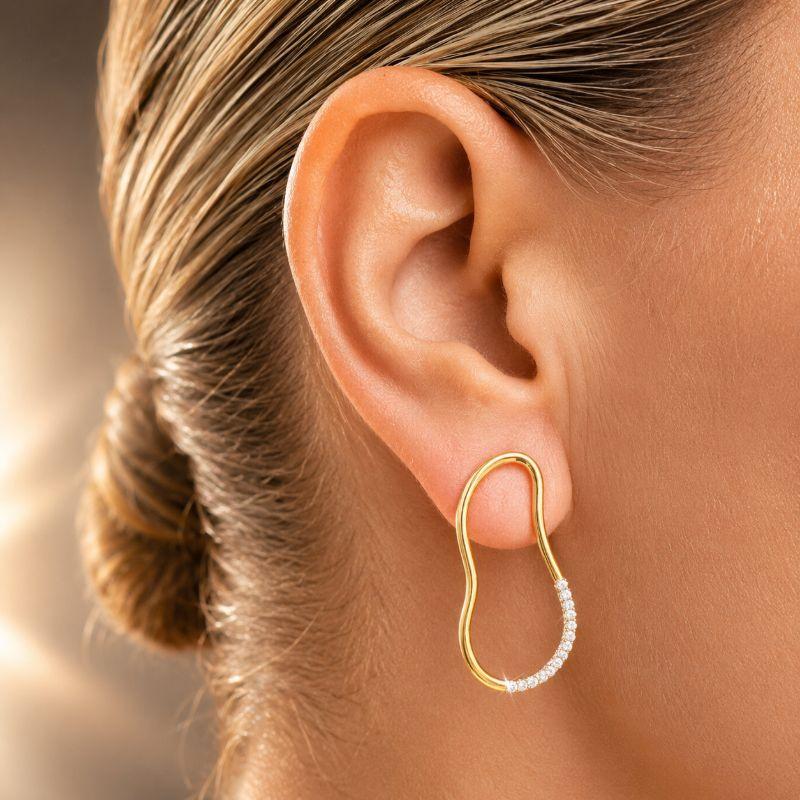 Brinco Orgânico com Detalhe Cravejado em Zircônias Banhado a Ouro 18k