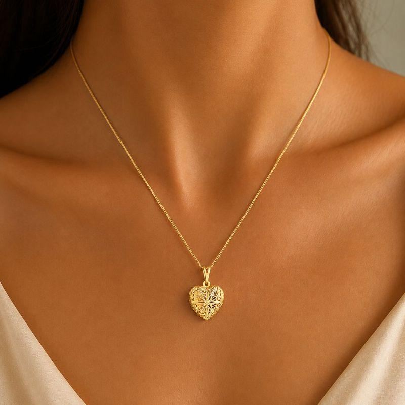 Colar Relicário Coração com Detalhes Vazados 50cm Banhado a Ouro 18k