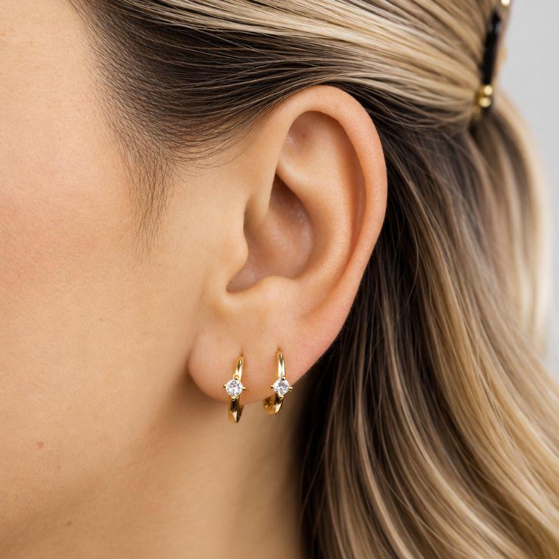 Brinco Argolinha Dupla com Uma Pedra de Zircônia Banhada a Ouro 18k