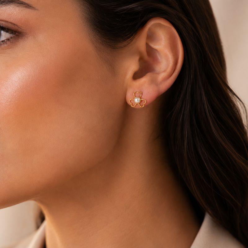 Brinco Flor Pérola com Três Pétala em Coração Banhado a Ouro 18k