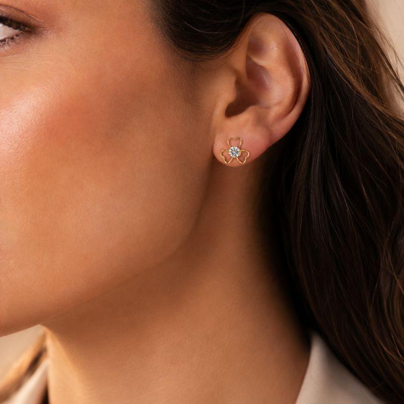 Brinco Flor Zircônia com Três Pétala em Coração Banhado a Ouro 18k